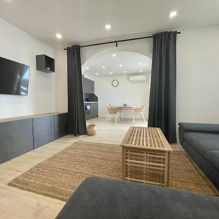 Lambda Apartment *