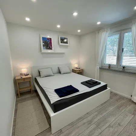 Lambda Apartment *